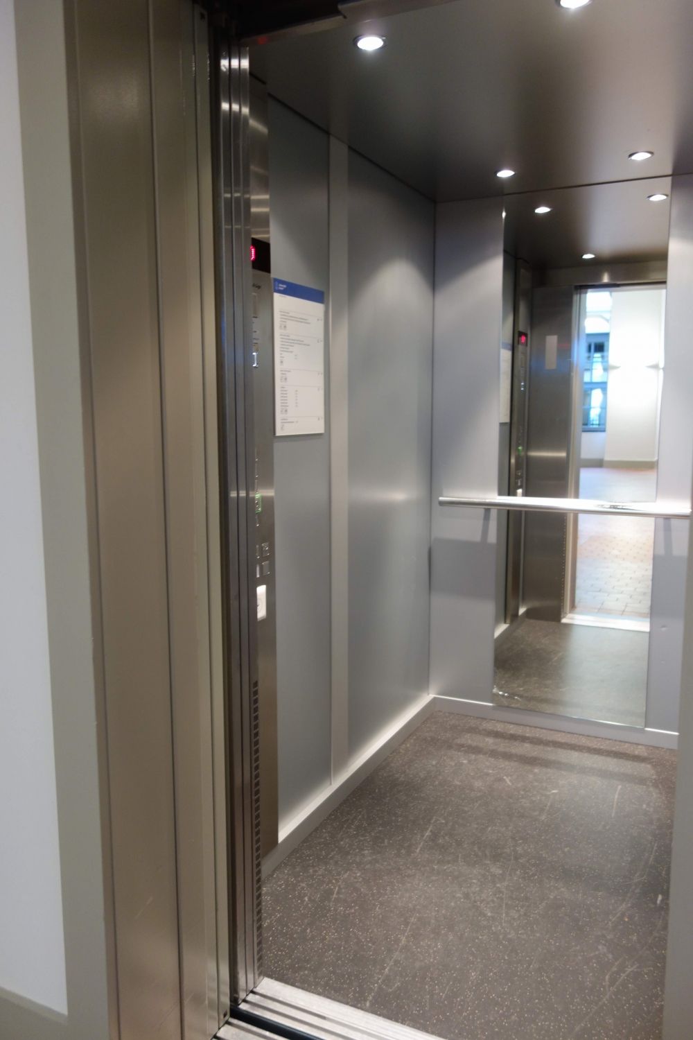 RAA, Lift: Innenraum des Lifts.