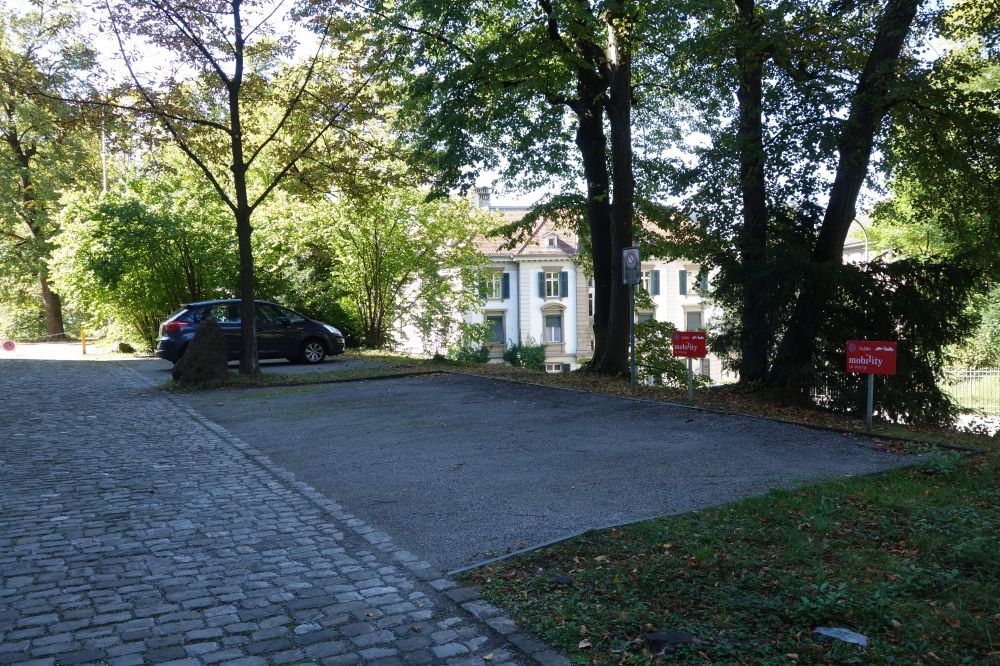 Gebäude RAA: Parkplätze mit Spezialbewilligung auf der rechten Seite des Gebäudes vom Haupteingang her gesehen.