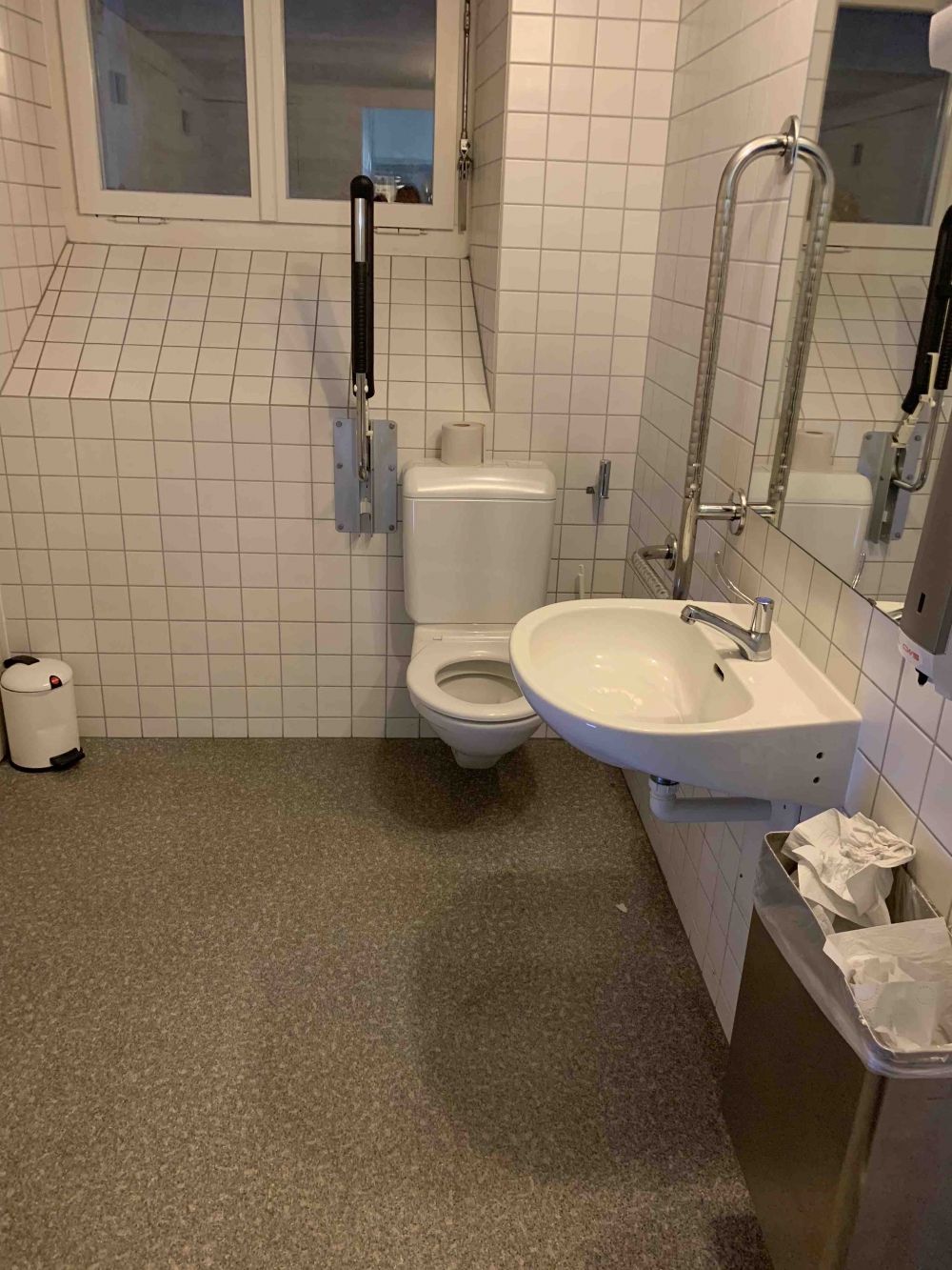 Rollstuhl-WC RAG-U-102: Innenansicht Rollstuhl-Toilette.