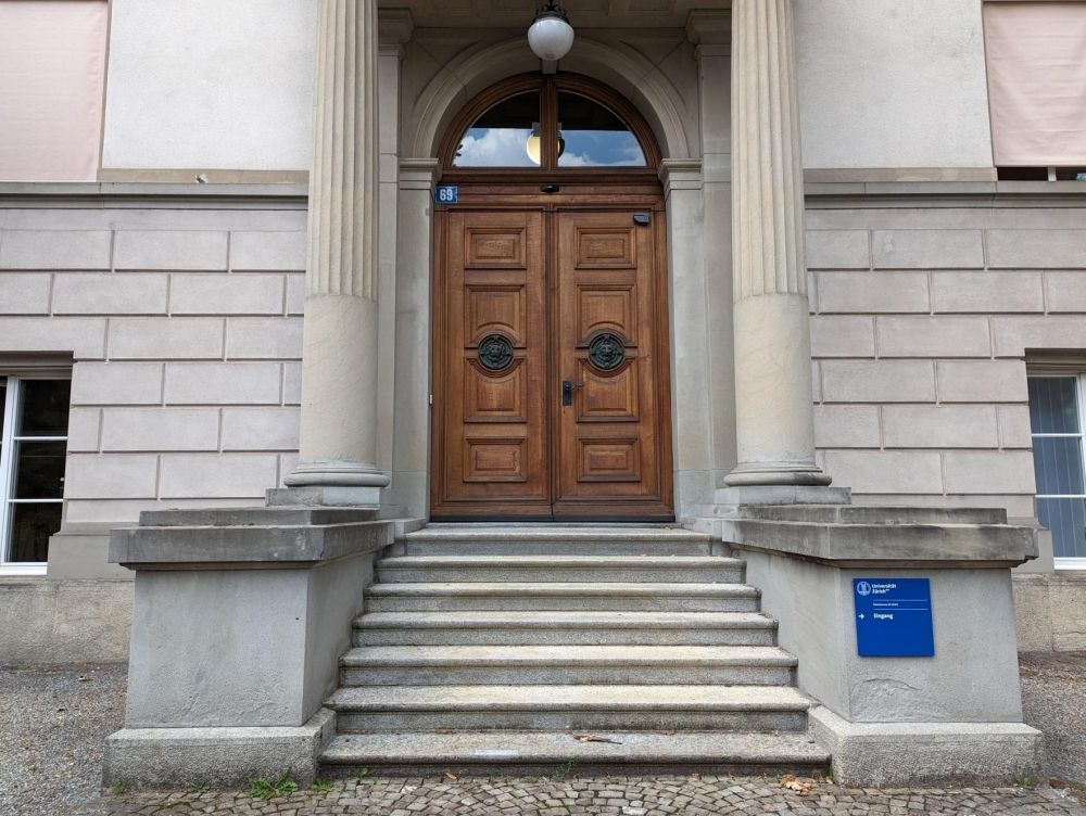 Sitzungsraum SOC-E-10: Zugang über Treppen an der Rämistrasse.