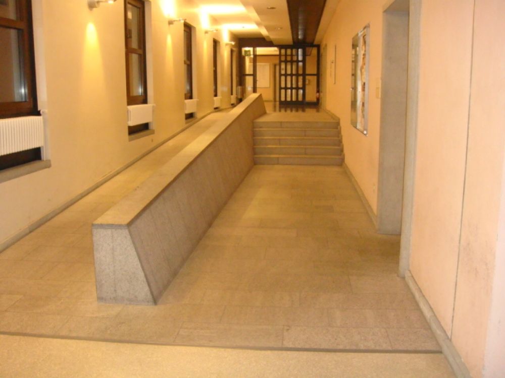 KO2, Stockwerk G: Die lange Beton-Rampe, die im Vergleich zur kürzeren Holzrampe weniger Neigung besitzt, aber ebenfalls zum Durchgang zu KOL führt.