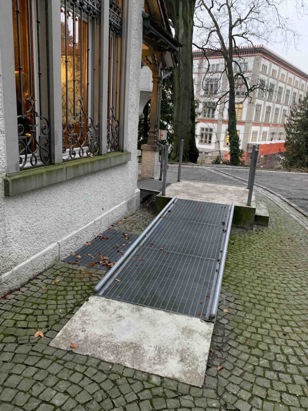 Gebäude RAG: Rampe bei Eingang.