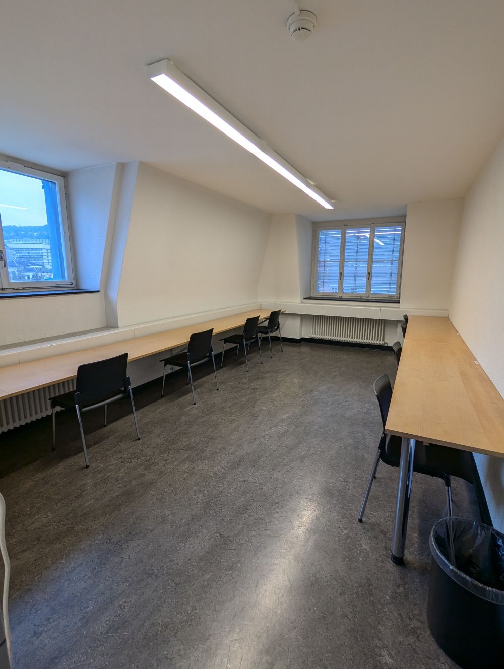 Arbeitsraum für Studierende RAI-BIB-L-125: Innenansicht des Raums "Barcelona" mit 8 Arbeitsplätzen.