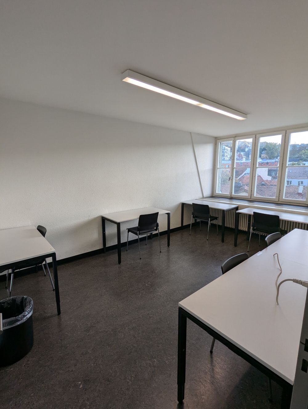 Arbeitsraum für Studierende RAI-BIB-L-127: Innenansicht des Raums "Berlin" mit 6 Arbeitsplätzen.