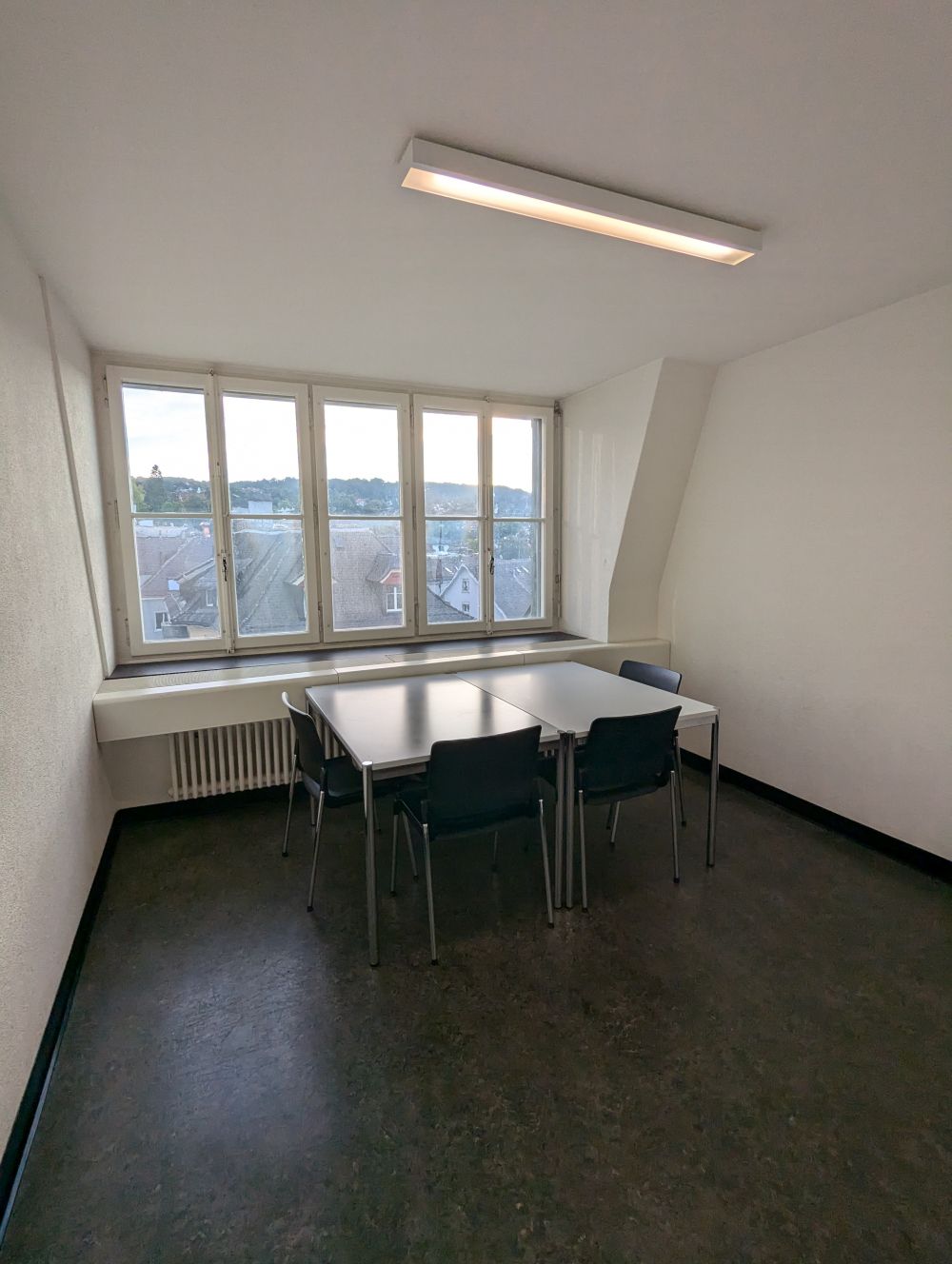 Arbeitsraum für Studierende RAI-BIB-L-131: Innenansicht des Gruppenraums "Malmö".