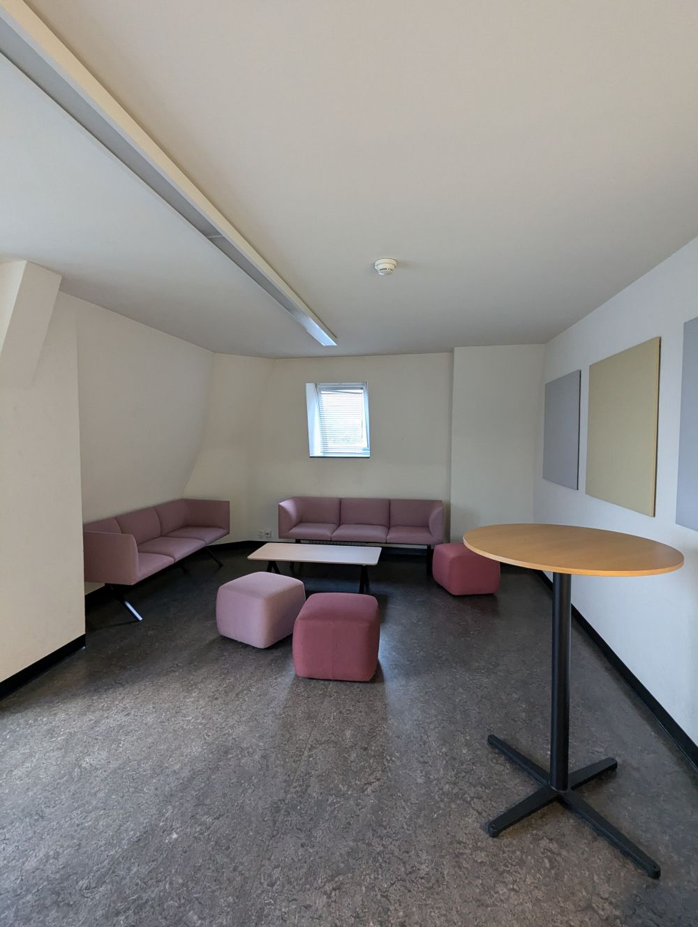 Arbeitsraum für Studierende RAI-BIB-L-139: Die Sprech- und Relaxzone vor den Gruppenräumen.