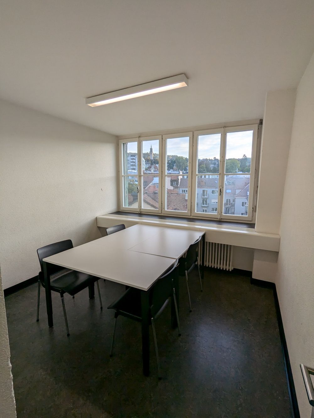 Arbeitsraum für Studierende RAI-BIB-L-129: Innenansicht des Gruppenraums "Lissabon".