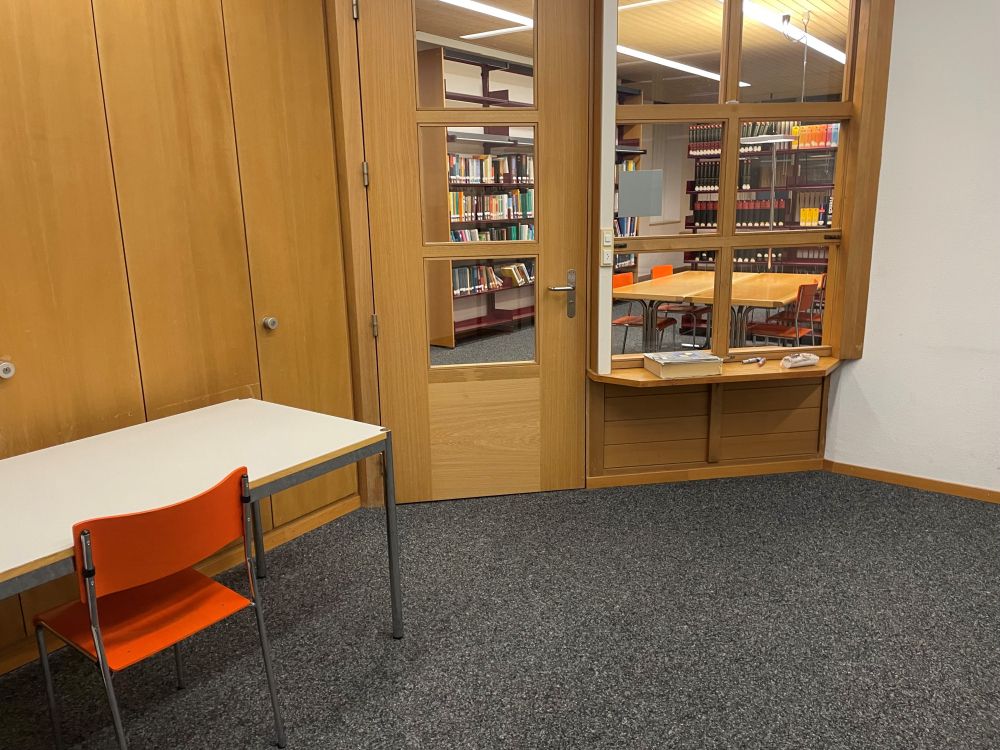 Y63-F, Ruhezone, innerhalb F-02: Der Leseraum Richtung Eingang. Im Hintergrund durch die Fenster ist der Raum F-02 zu erkennen.