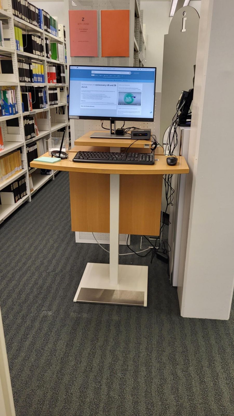 AFL-G, Bibliothek: Katalogrecherchestation mit den angegebenen Massen.
