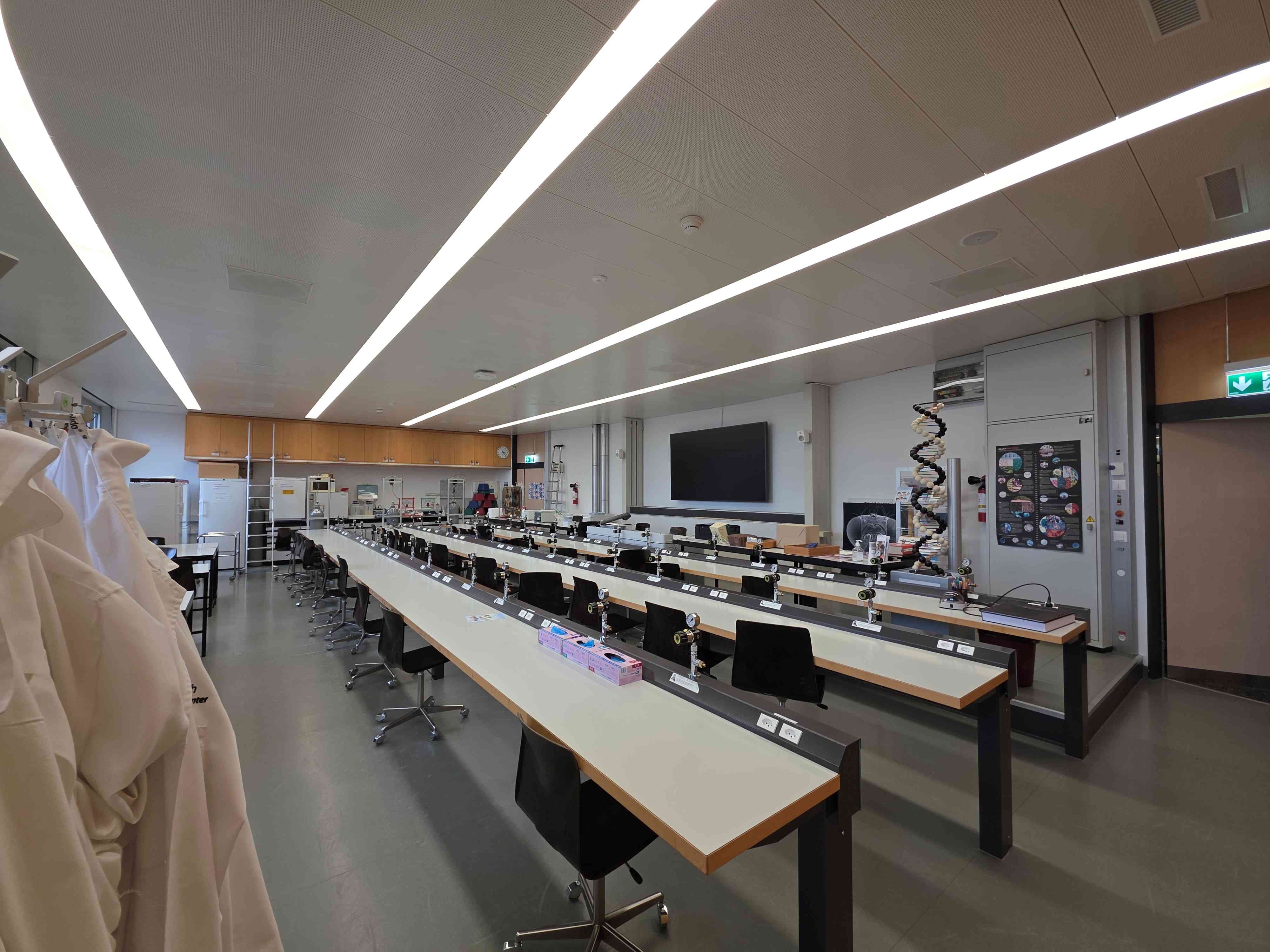 Labor Y17-L-05: Blick auf den Raum von der rechten Zimmerecke aus in Richtung der Tafel.