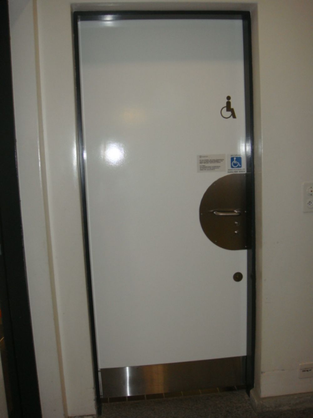 Rollstuhl-WC KO2-F-179: Die Türe mit Eurokey-Signet.