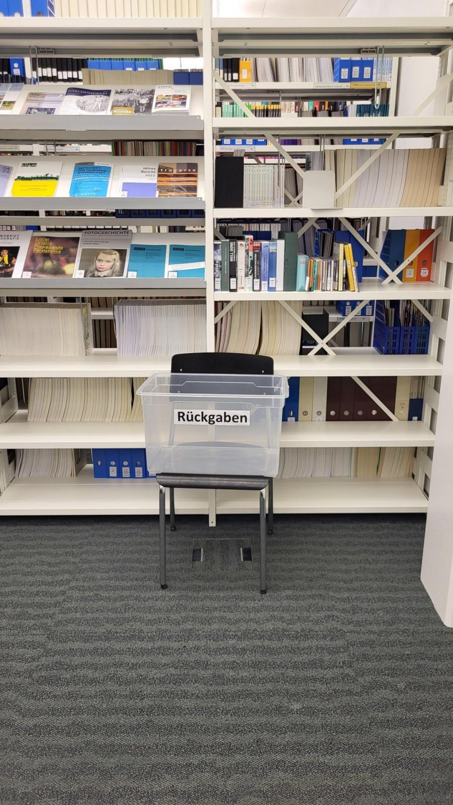 AFL-G, Bibliothek: Rückgabebox rechts vom Eingang.
