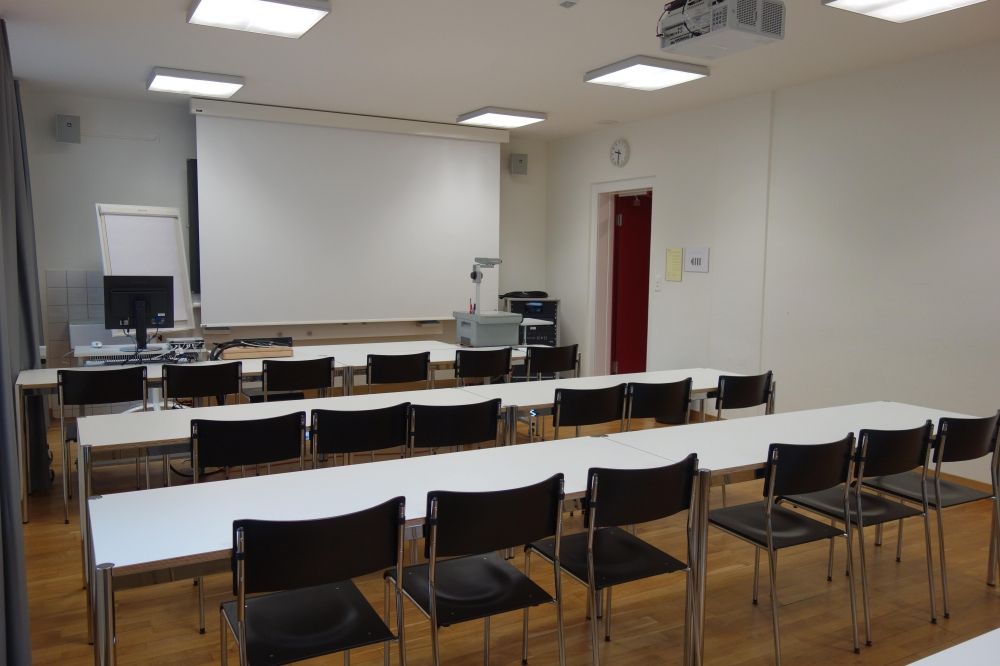 Seminarraum SOF-E-05: Seminarraum Richtung Tafel.