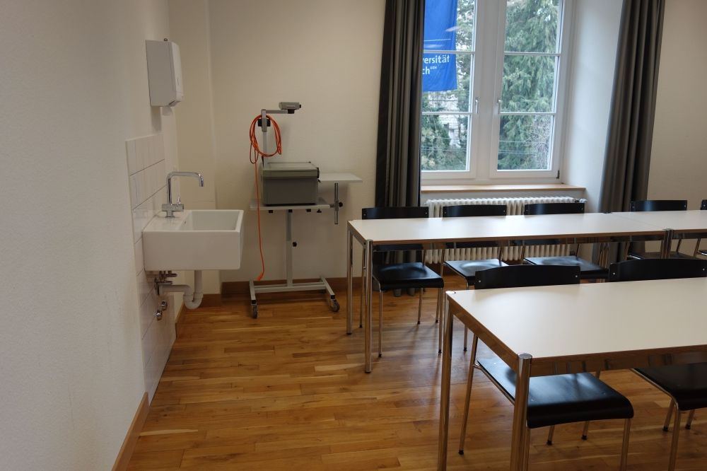 Seminarraum SOF-E-07: Lavabo im hinteren Teil des Raumes.