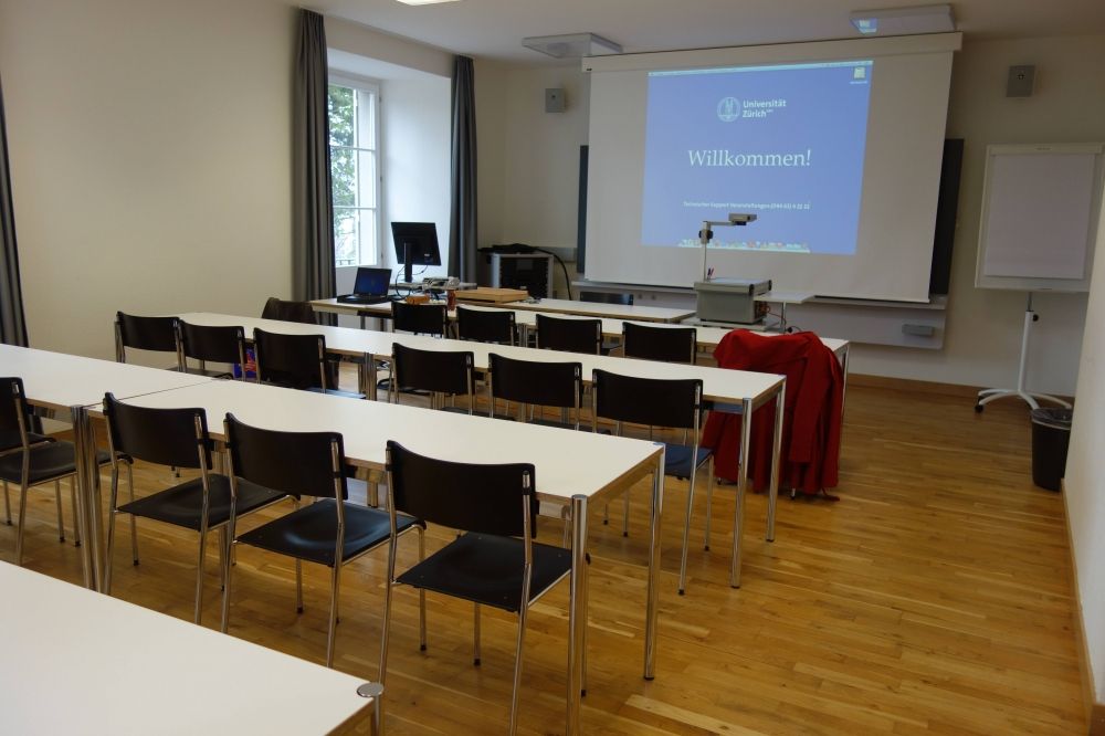 Seminarraum SOF-E-07: Seminarraum Richtung Tafel.