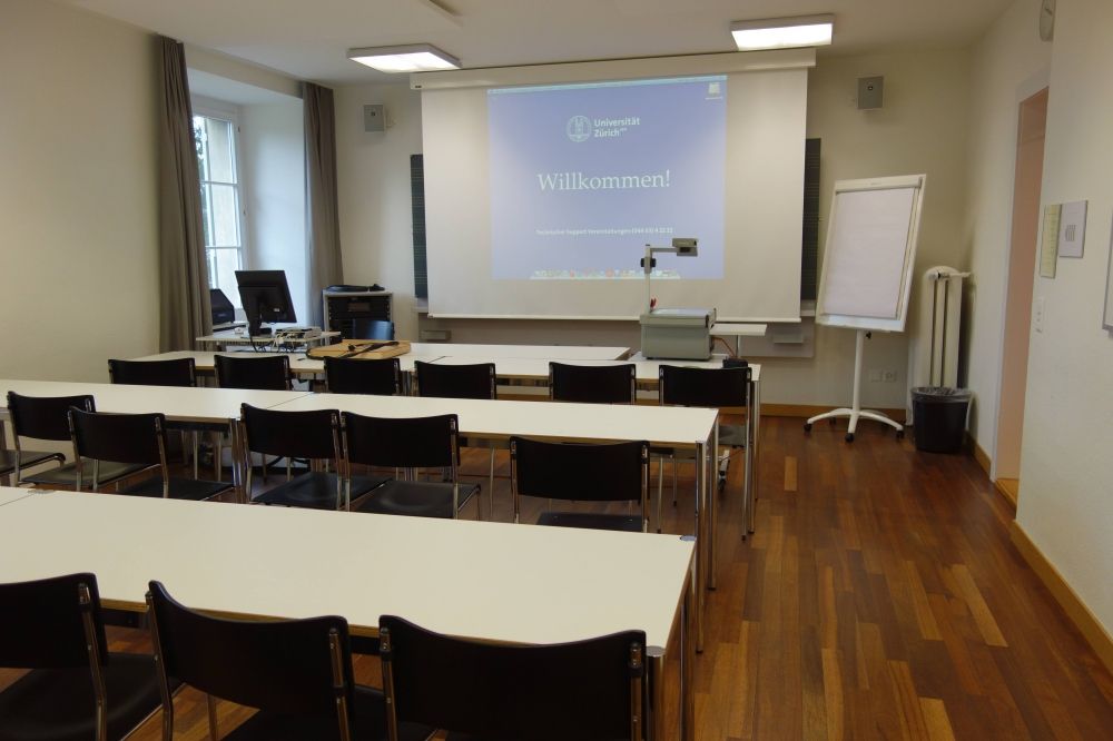 Seminarraum SOF-E-15: Seminarraum Richtung Tafel.