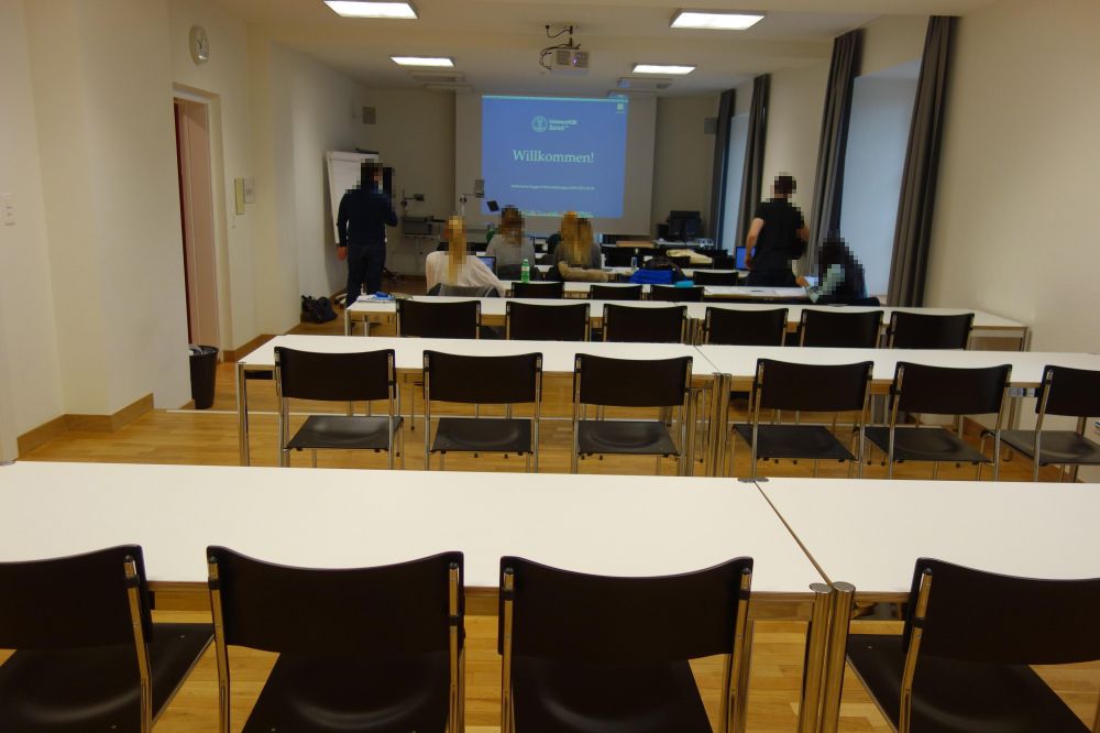 Seminarraum SOF-E-17: Raum Richtung Tafel.