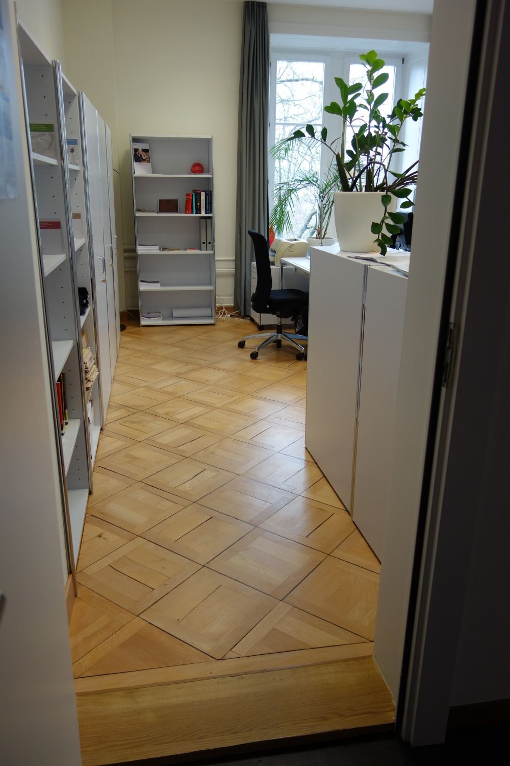 Büro SOF-F-21: Das Sekretariat vom Treppenhaus her.