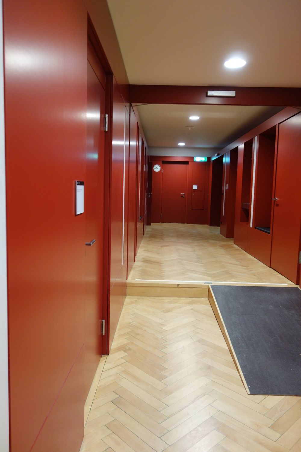 SOF, Stockwerk H: Stufe auf dem Stockwerk H mit Rampe.