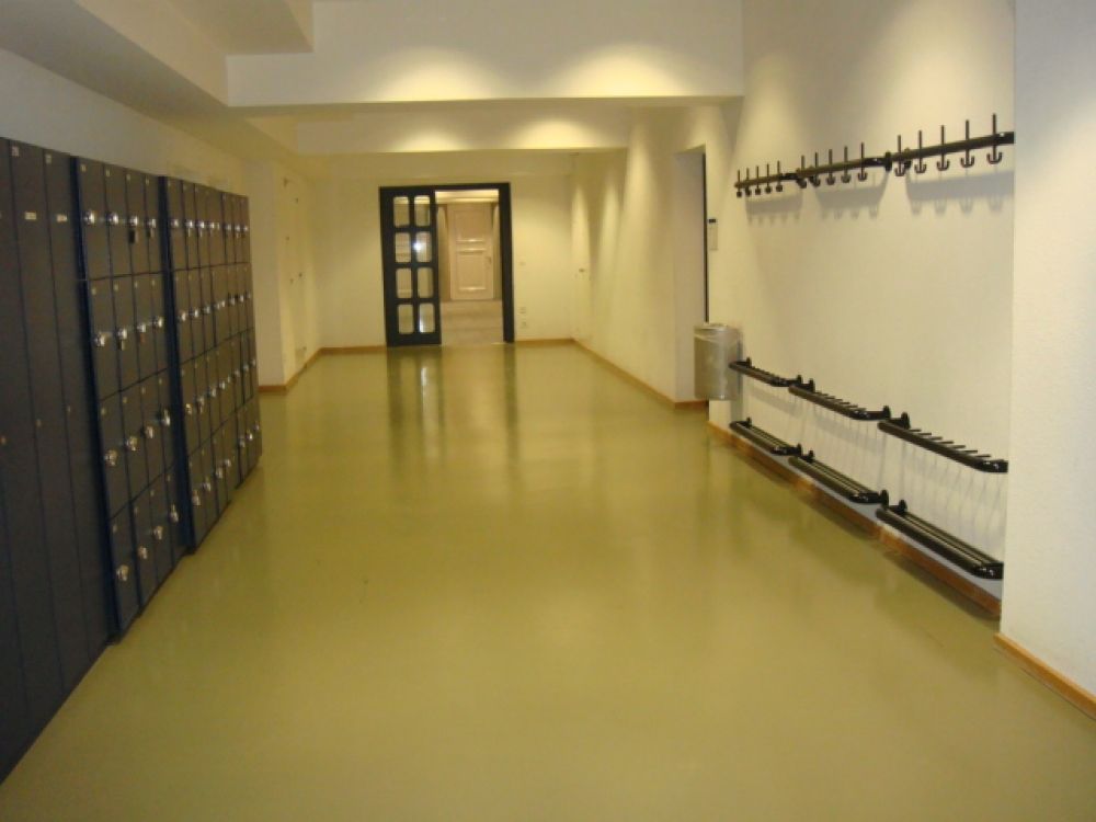 KO2, Stockwerk H: Schliessfächer und Garderobe für Studierende.