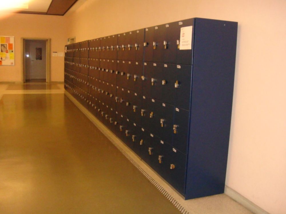 KO2, Stockwerk G: Schliessfächer für Studierende.