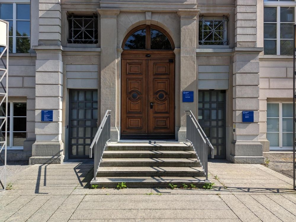 Sitzungsraum SOC-E-10: Zugang an der Schönbergstrasse. Rechts der Treppen befindet sich der stufenlose Eingang.