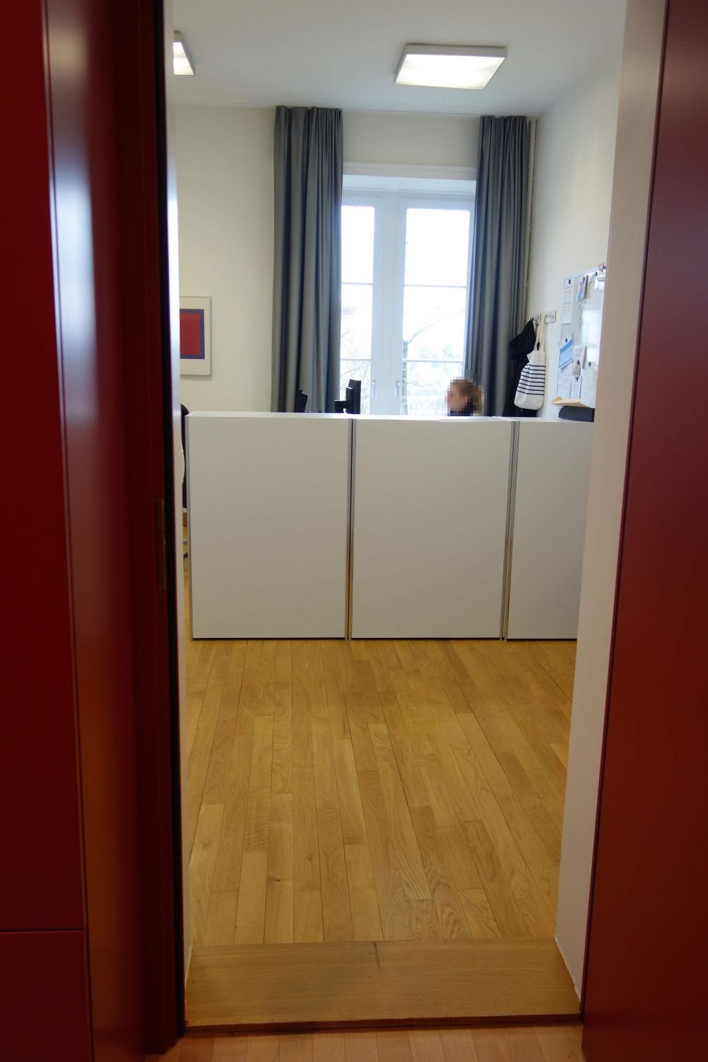 Büro SOF-F-17: Das Sekretariat für Doktorierende in Wirtschaft und Neuroeconomics vom Eingang her.