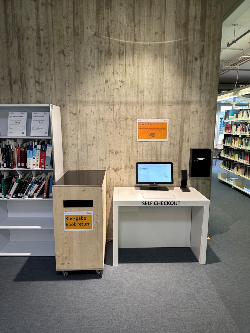 Y15-H, Bibliothek: Die Selbstausleih-Station.