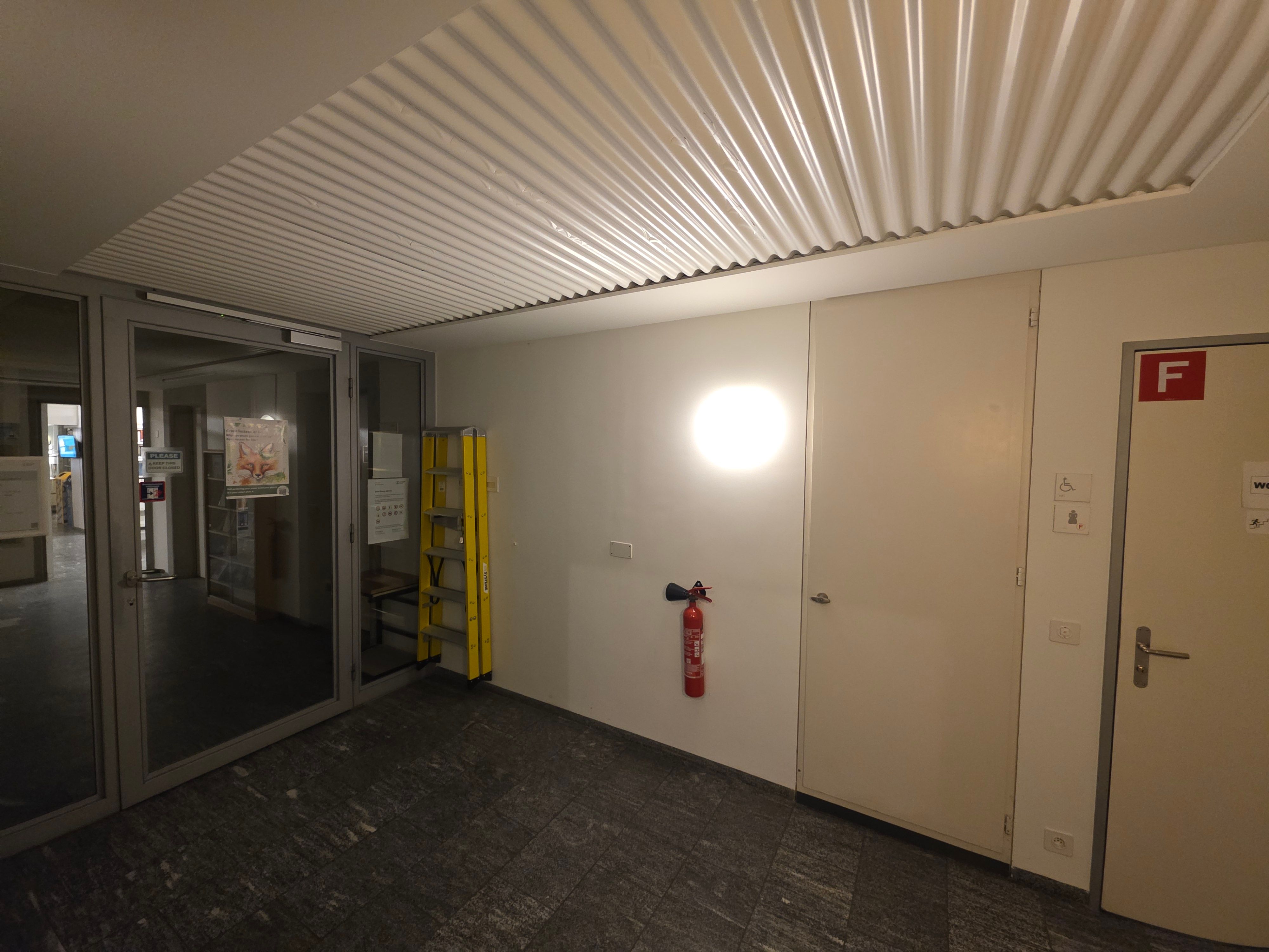 PET Stockwerk -1: Auf dem Stockwerk befindet sich die UB Anglistik und eine WC-Anlage mit einem barrierefreien WC und einer Damentoilette.