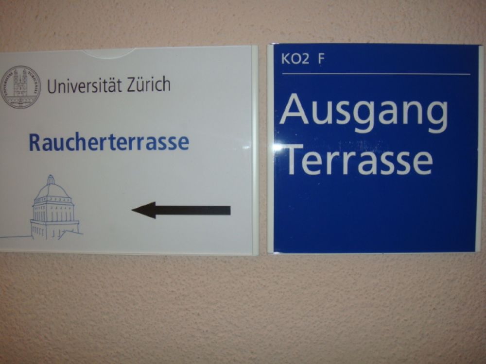 KO2-F, Balkon/Terrasse: Kennzeichnung des Ausgangs.