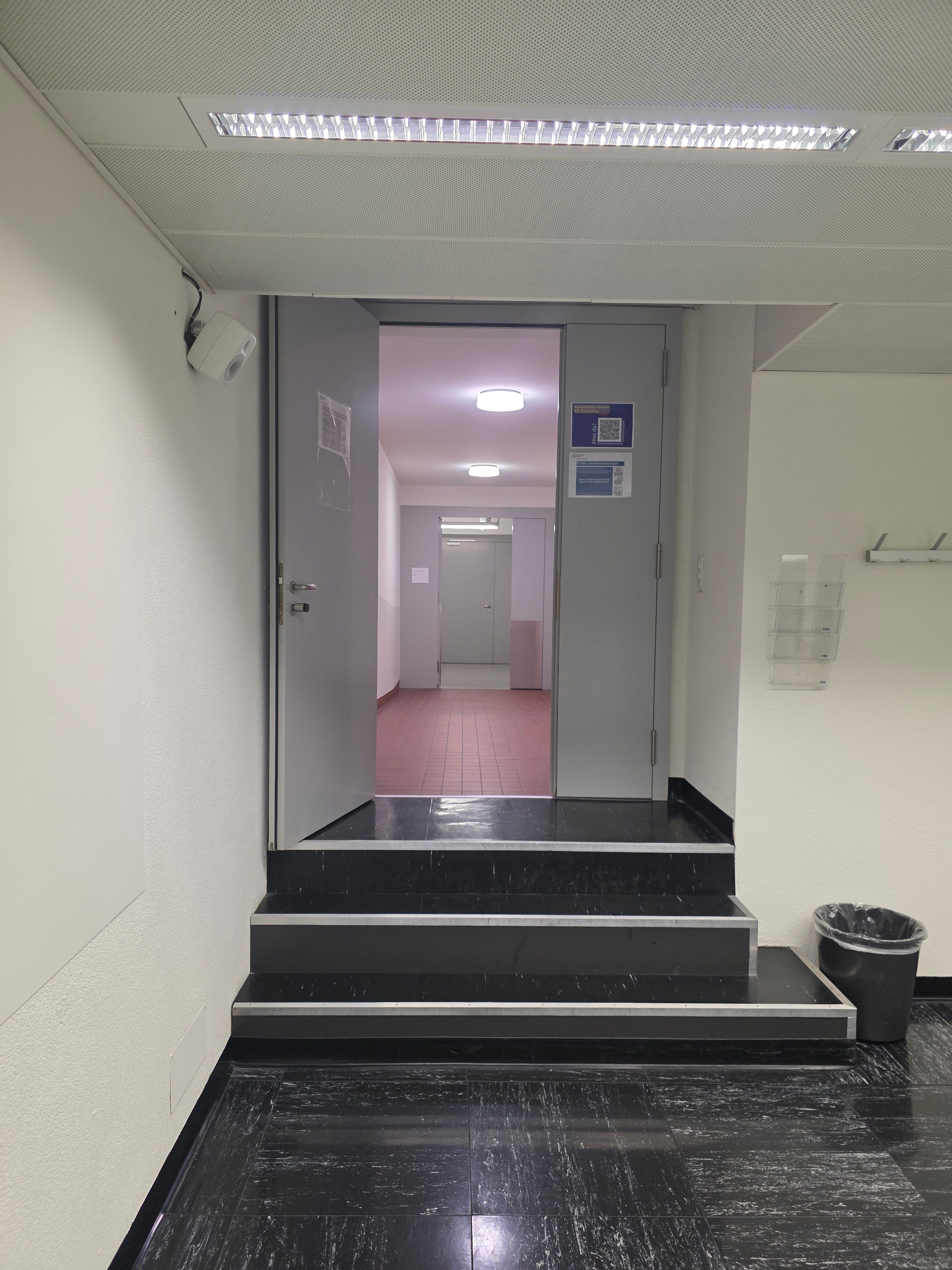 Computerkurs-Raum RAI-D-021: Hier sieht man die Treppenstufen. Sie sind innerhalb des Raumes und führen direkt von der Eingangstüre in den Raum hinein.
