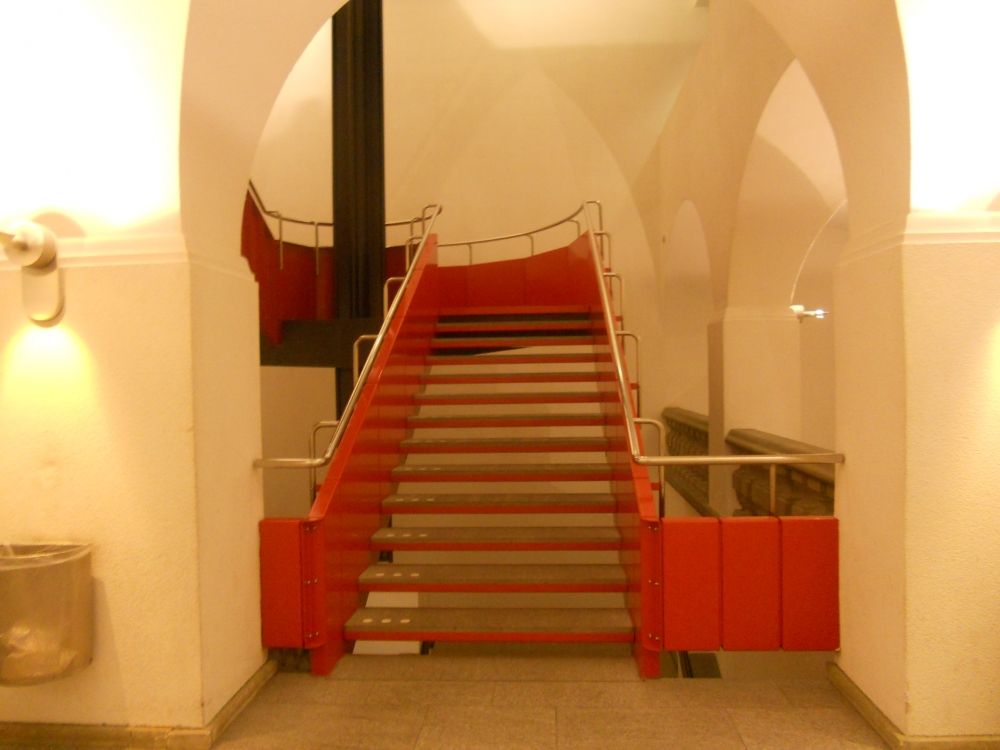 KO2, Stockwerk G: Treppen, die hinauf zum Stockwerk H führen.