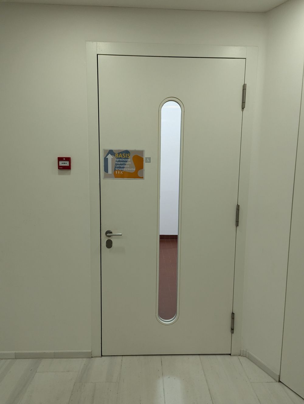 Arbeitsraum für Studierende RAI-BIB-L-129: Gegenüber des Südliftes im 6. OG befindet sich diese Tür auf dem Weg zur Südseite der Bibliothek. Die Tür ist mittelschwer und manuell zu bedienen.