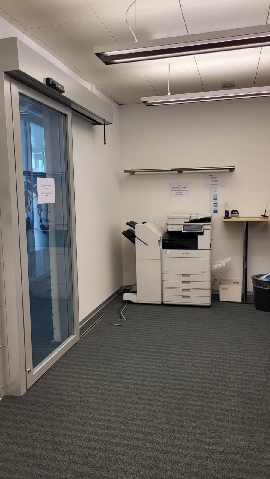 AFL-G, Bibliothek: UZH Print Plus Gerät. Links von der Eingangstüre. Die Theke ist rechts vom Bild.
