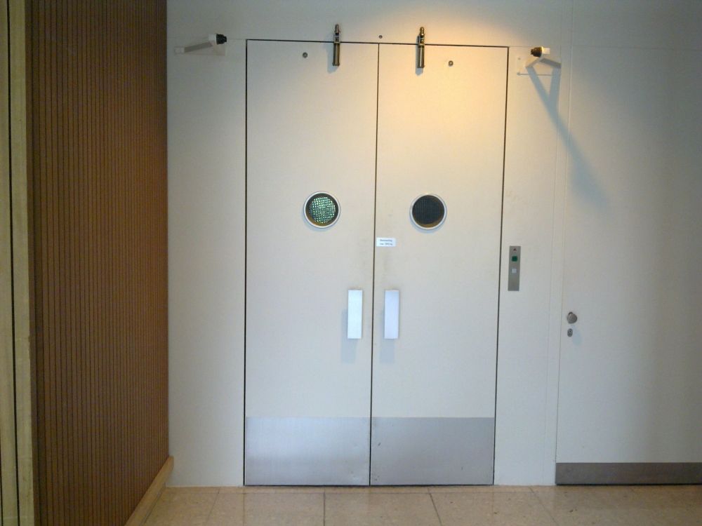 Y13, Warenlift in der Nähe Dreier-Liftgruppe: Sicht auf die verschlossenen Türen.