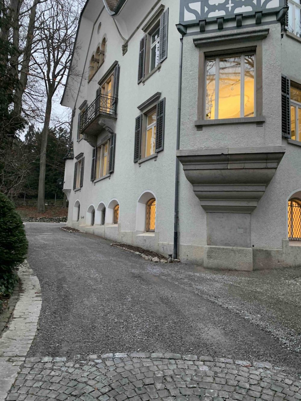 Gebäude RAG: Weg zum Eingang. Eingang befindet sich im Bild beim Hausende rechts.