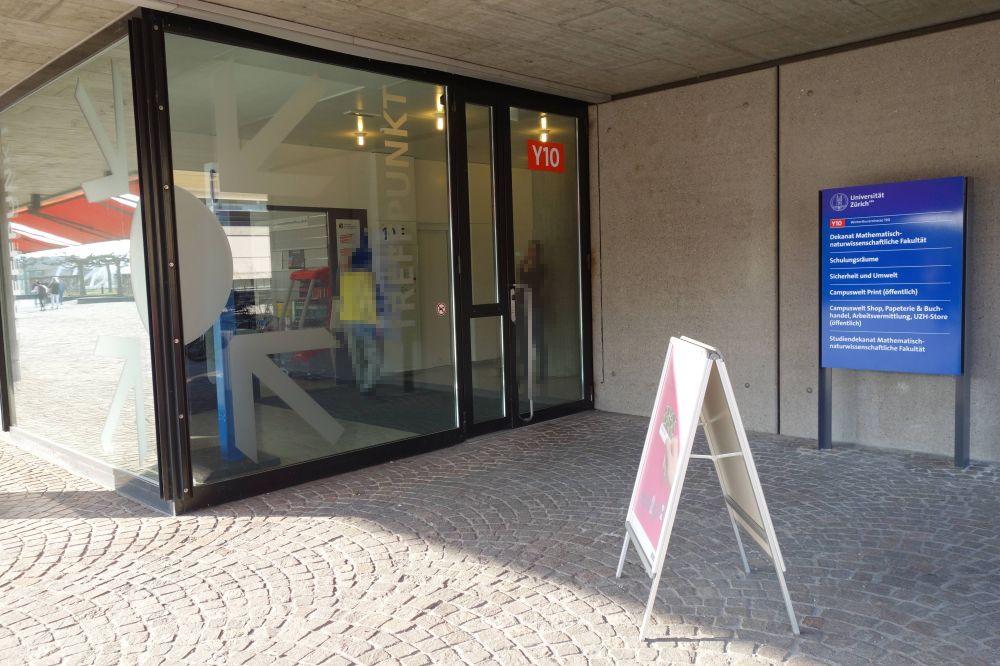 Gebäude Y10: Der Haupteingang des Gebäudes.