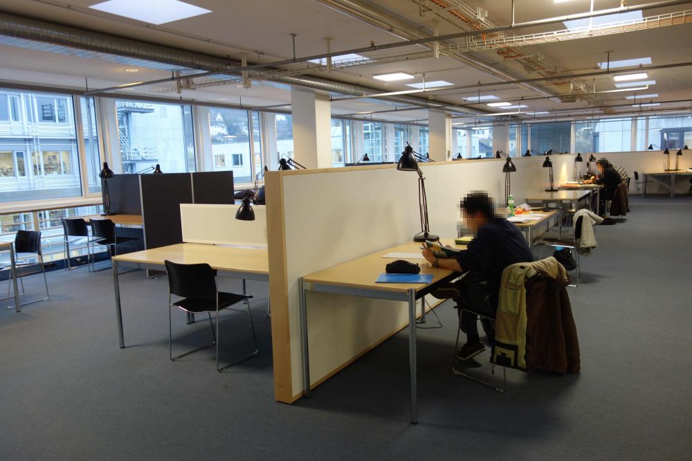 Leseplatz-Raum Y15-K-07: Die Arbeitsplätze (mit Strom- und Internetanschluss).