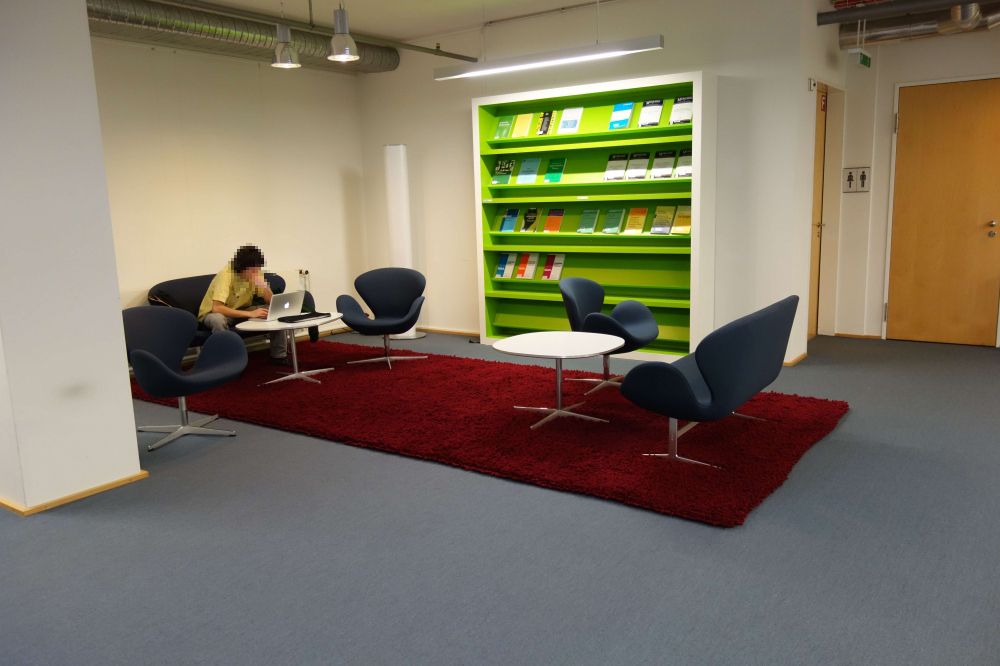 Leseplatz-Raum Y15-K-07: Leseplätze im hinteren Teil des Raumes beim rechts neben dem Lift.