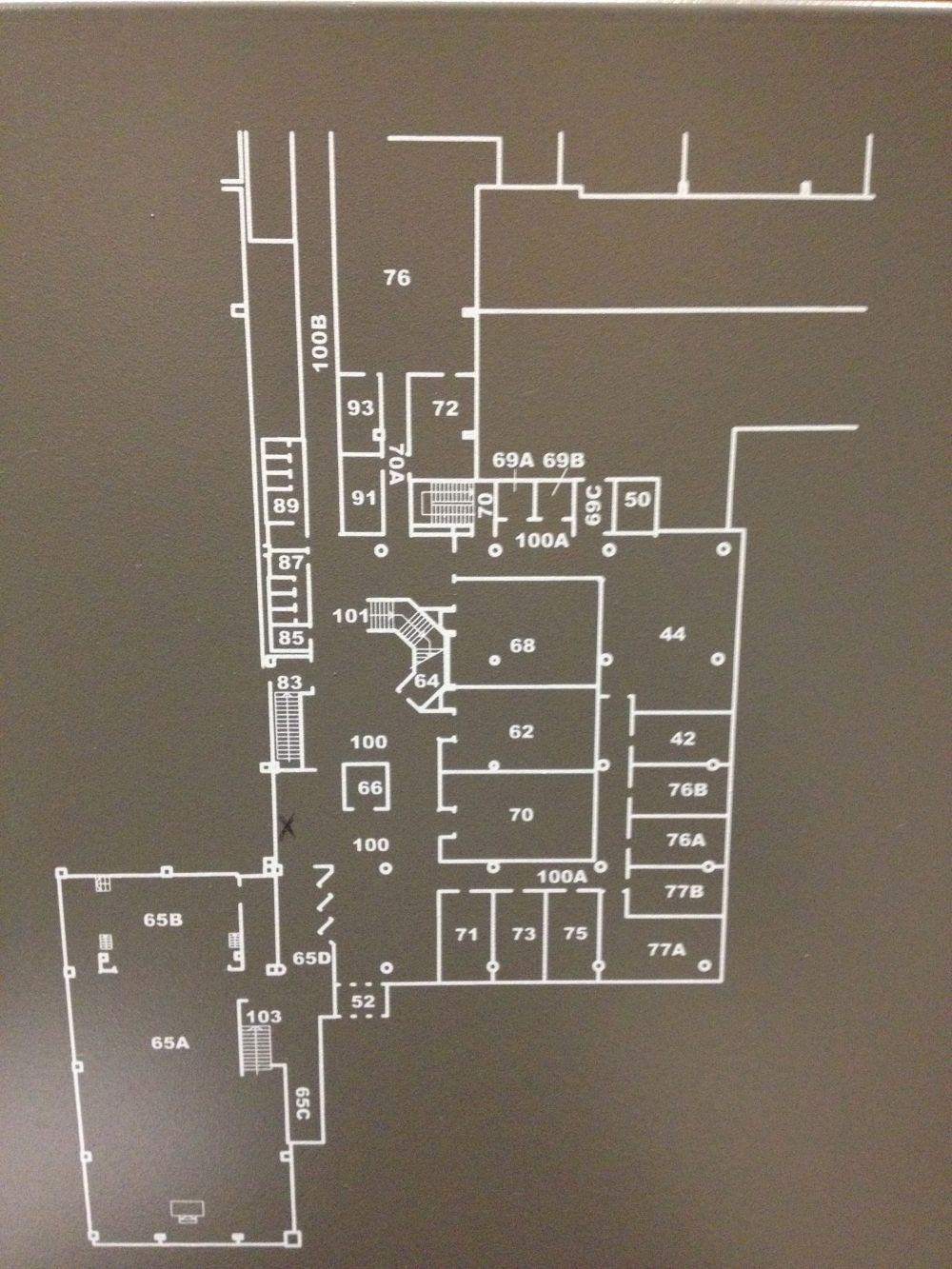 Y21, Stockwerk F: Stockwerkplan (F).
Wenn man vor der Übersichtstafel steht befindet man sich bei "X" (links).