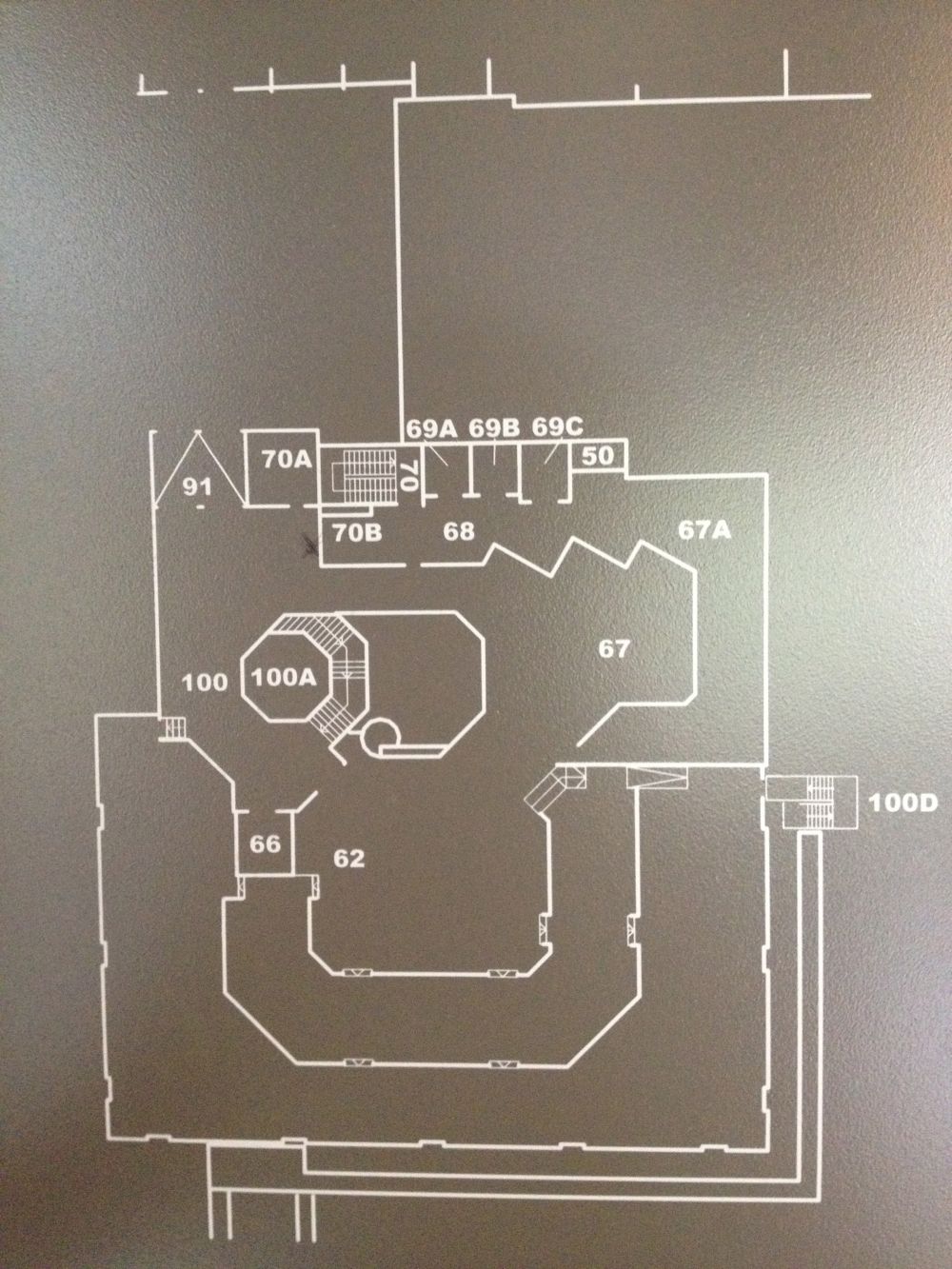 Y21, Stockwerk H: Stockwerkplan (H)
Wenn man vor der Übersichtstafel steht befindet man sich bei "X" (oben links bei 70B)