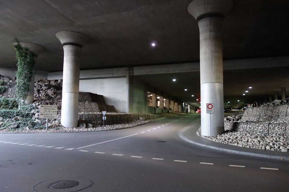 Y21, Stockwerk D: Zufahrt zu den Rollstuhl-Parkplätzen und dem Taxistand.