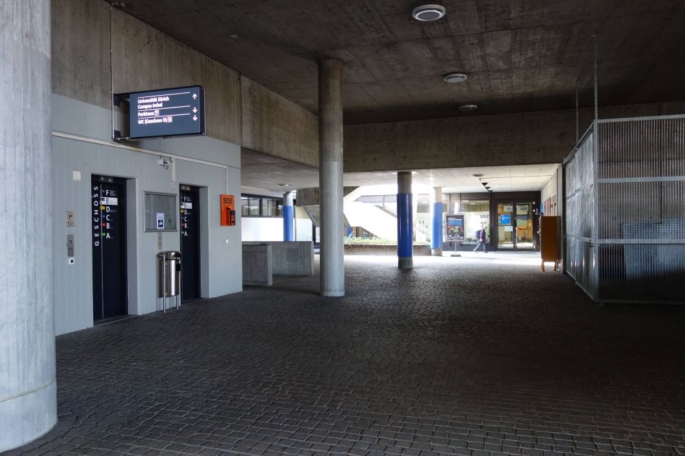 Gebäude Y30: Der Haupteingang vom Zweier-Lift des Parkhauses Y50 auf Ebene E in der Unterführung der Winterthurerstrasse her. 30 Meter liegen zwischen den Liften und dem Haupteingang des Y30.