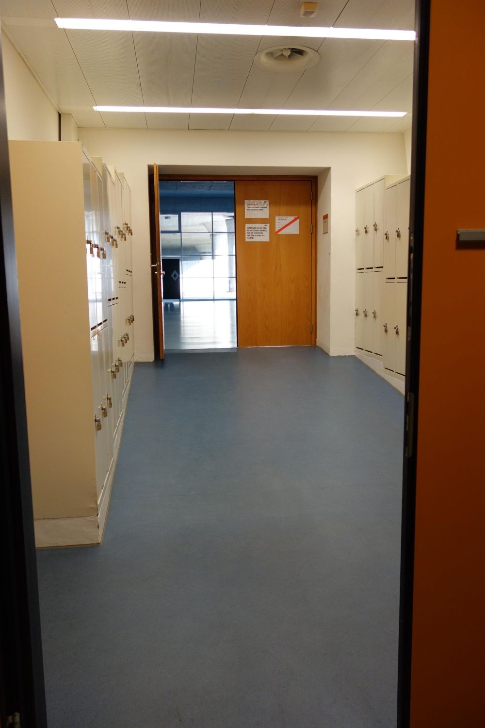 Y30-E, Halle: Der Zugang zur Kleinsporthalle. Vor der Eingangstür zur Kleinsporthalle ist die Rampe ersichtlich. Links und rechts sind die Fechtgarderobenschränke zu sehen.