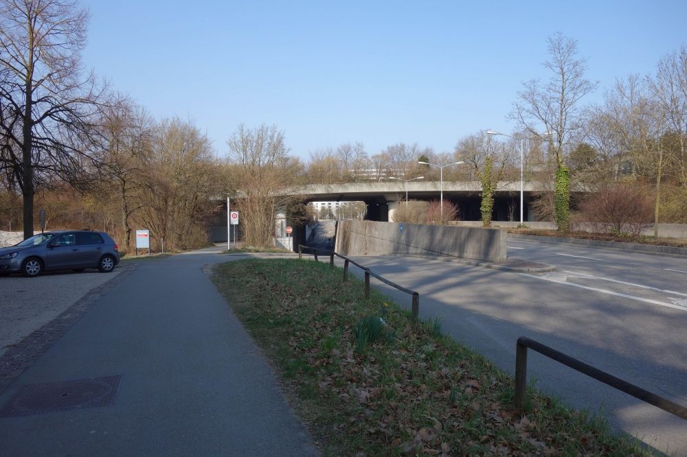 Gebäude Y30: Unterführung der Winterthurerstrasse. Folgt man diesem Trottoir, gelangt man zum Eingang des ASVZ-Sportcenters. Im Rücken befindet sich die Haltestelle Irchel.