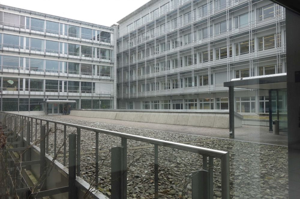 Y55, Stockwerk G: Der direkte Weg zum Y55 auf Stockwerk G führt kurz ins Freie.
