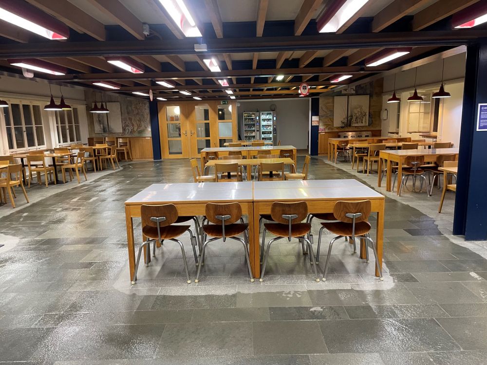 Aufenthaltsraum Y63-E-03: Der Aufenthaltsraum vom Haupteingang her.