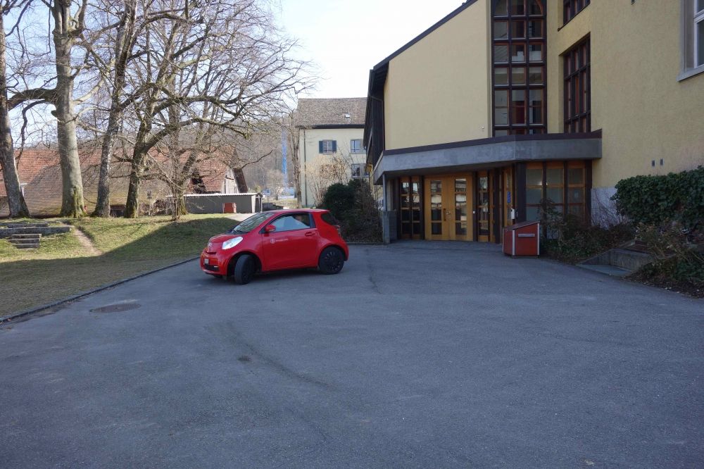 Y63, Stockwerk D: Ein-/Ausgang hinter dem Gebäude beim Westflügel. Links ist der Notausgang, rechts der Eingang zu den Garderoben angebracht.