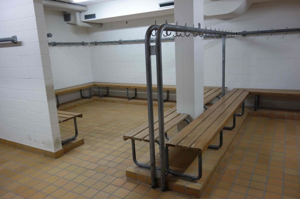 Y63, Stockwerk D: Eine Garderobe von der Tür aus.