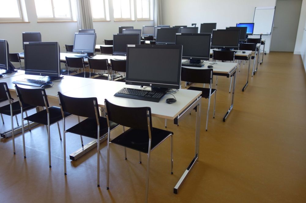 Seminarraum Y63-E-10: Der Kursraum vom Eingang her.